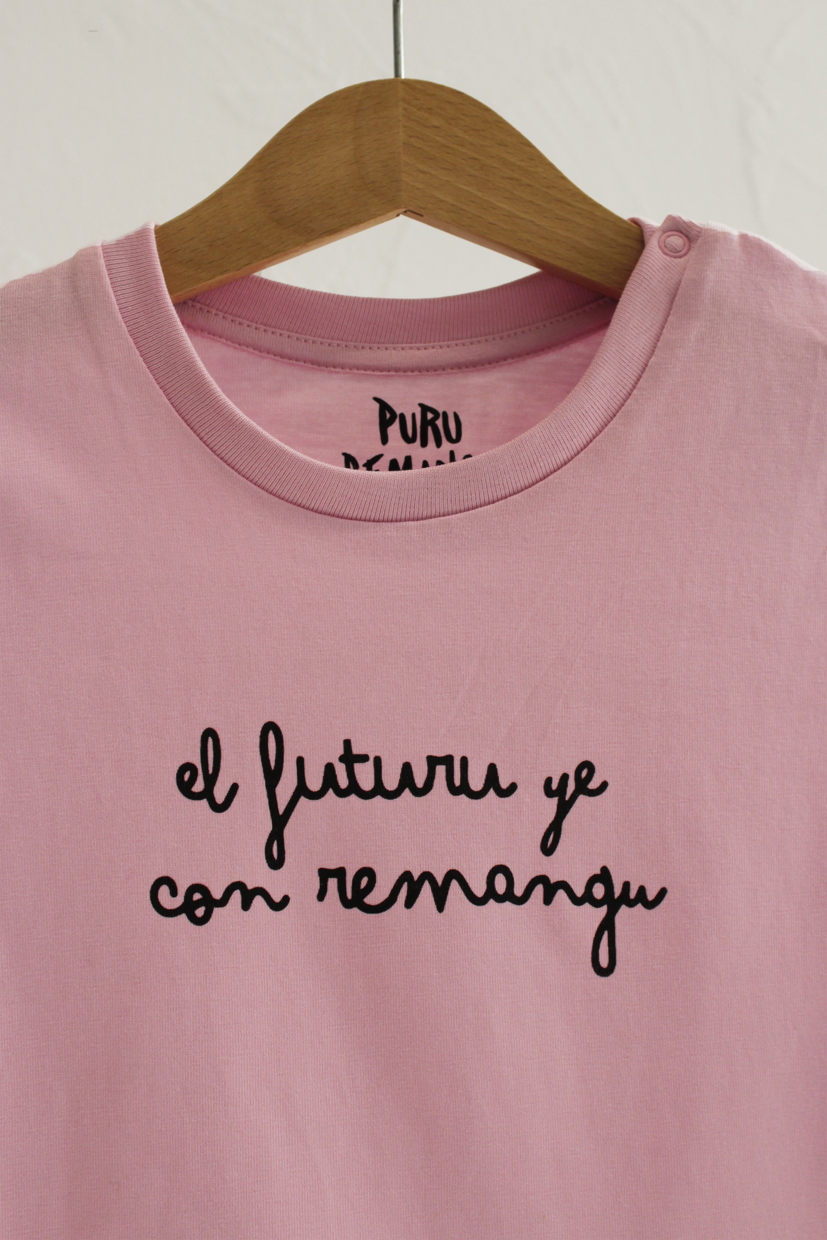 Camiseta El Futuru ye Con Remangu - Rosa